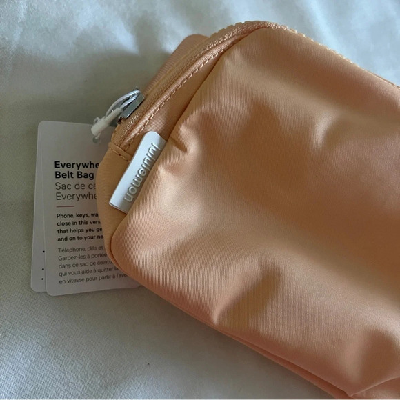 🆕 Lululemon Everywhere Belt Bag - Summer Glow - Picture 2 of 5